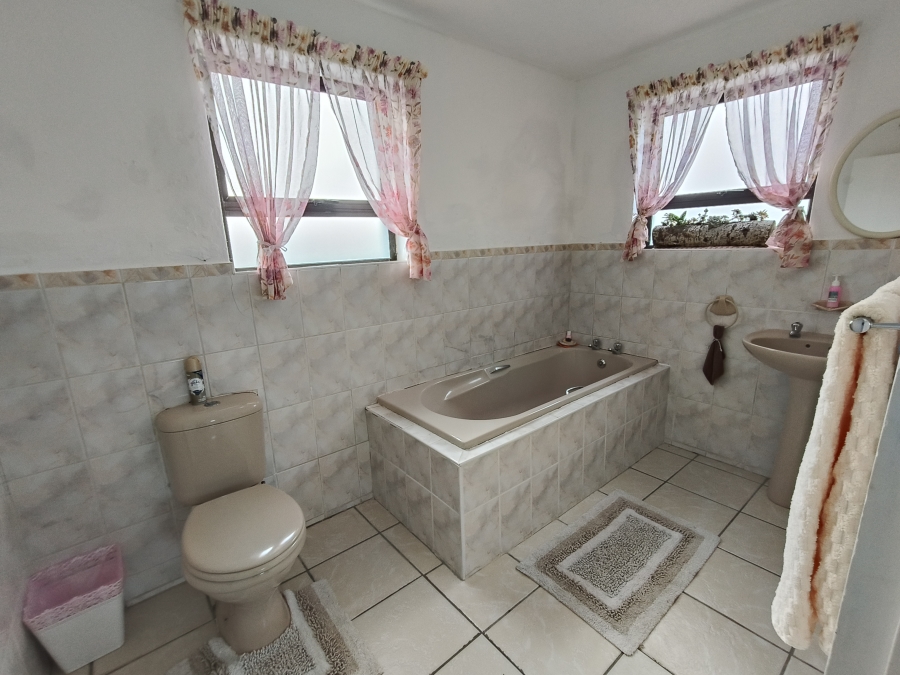 12 Bedroom Property for Sale in Paradise Beach Eastern Cape